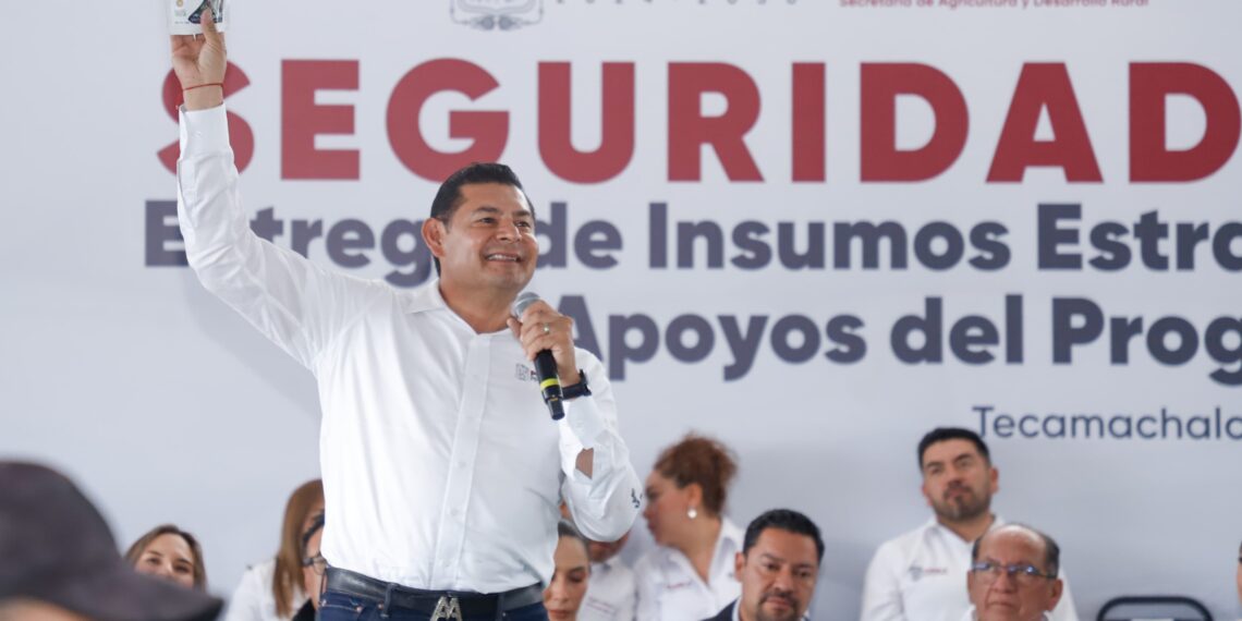 Seguridad para familias, con insumos para el campo y obra comunitaria en Tecamachalco