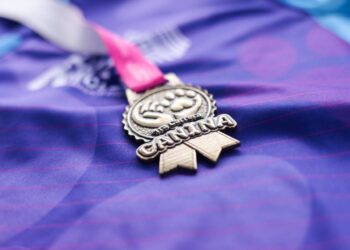 Presentan medalla y playera de la 1ª Carrera Canina en San Andrés Cholula