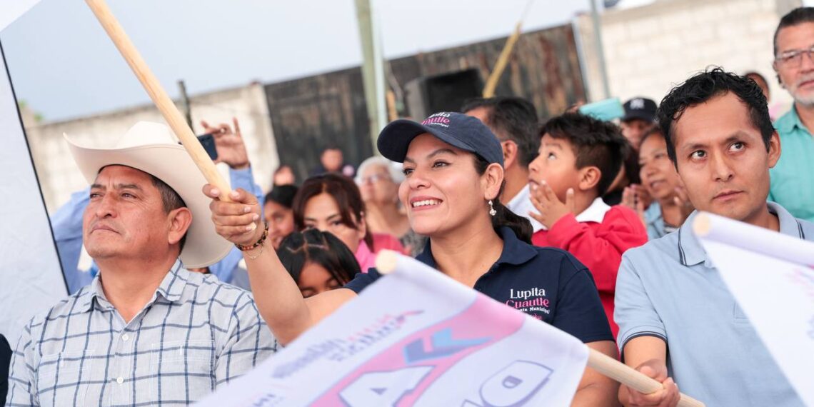 Más calles con luz, lleva Lupita Cuautle red eléctrica a San Antonio Cacalotepec
