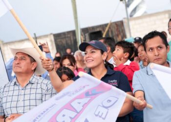 Más calles con luz, lleva Lupita Cuautle red eléctrica a San Antonio Cacalotepec