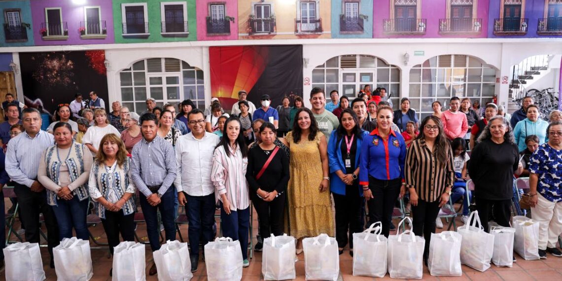 Alcaldesa entrega apoyos alimentarios