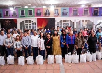 Alcaldesa entrega apoyos alimentarios