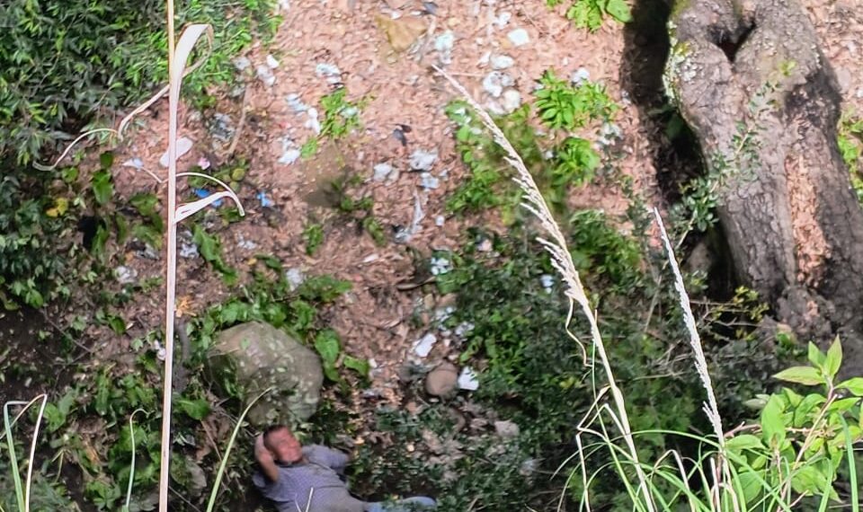 Se salva de milagro al caer a una barranca