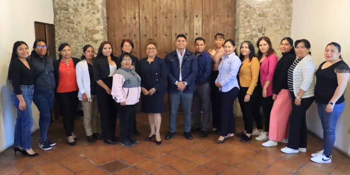 Omar Muñoz y Tere Alfaro se reúnen con directoras de los 12 CAIC de Cuautlancingo