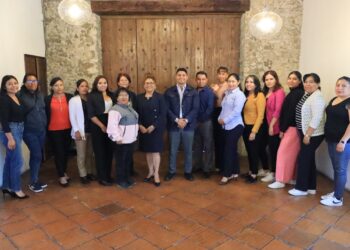 Omar Muñoz y Tere Alfaro se reúnen con directoras de los 12 CAIC de Cuautlancingo
