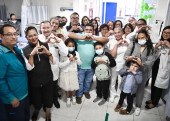 Tras un exitoso trasplante en el Hospital para la Niñez Poblana, Juan Diego regresa a casa