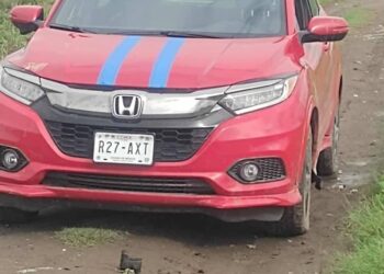 Abandonan chochebomba con cadáver dentro en Coronango