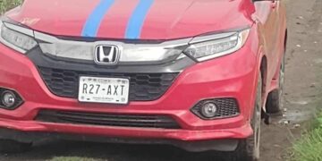 Abandonan chochebomba con cadáver dentro en Coronango