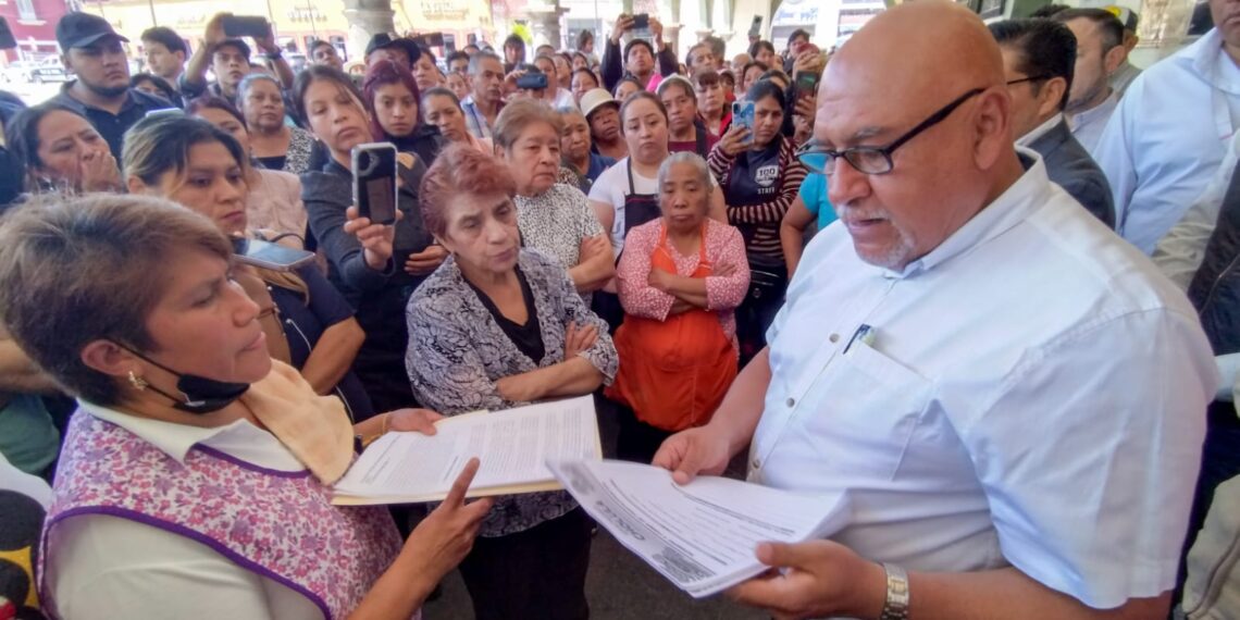 Firman acuerdo comerciantes y gobierno municipal