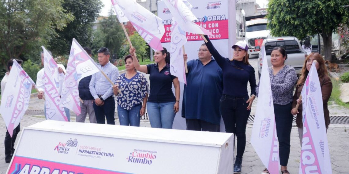 Comienza Lupita Cuautle obra de pavimentación ahora en colonia Concepción Guadalupe