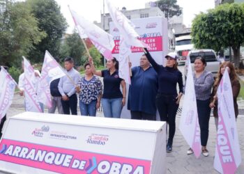 Comienza Lupita Cuautle obra de pavimentación ahora en colonia Concepción Guadalupe