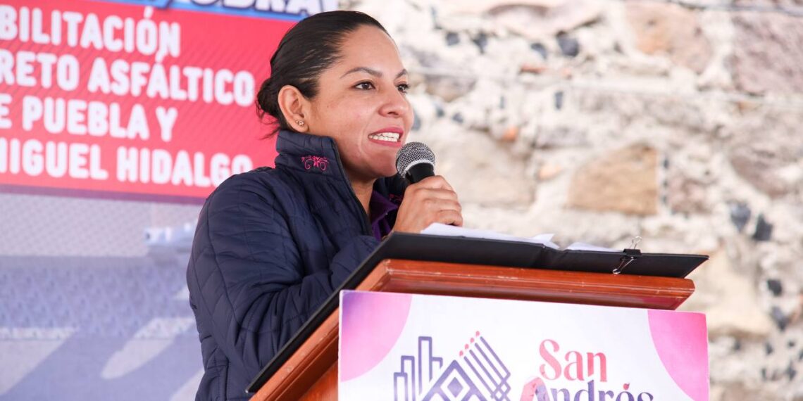 Inicia Lupita Cuautle obra de rehabilitación vial en San Francisco Acatepec