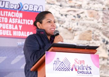 Inicia Lupita Cuautle obra de rehabilitación vial en San Francisco Acatepec