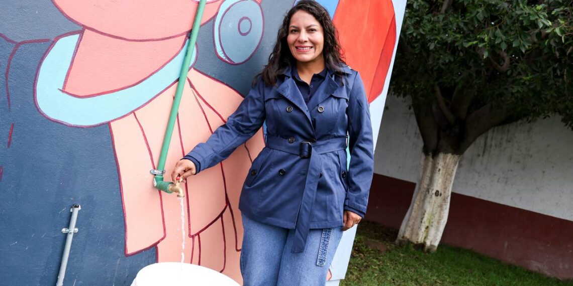 Entrega Lupita Cuautle sistema de captación pluvial a primaria en San Andrés Cholula