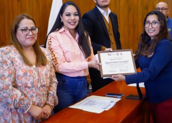 Comprometida con la seguridad y el servicio público, Tonantzin Fernández entrega becas y reconocimientos