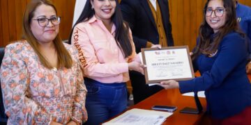 Comprometida con la seguridad y el servicio público, Tonantzin Fernández entrega becas y reconocimientos