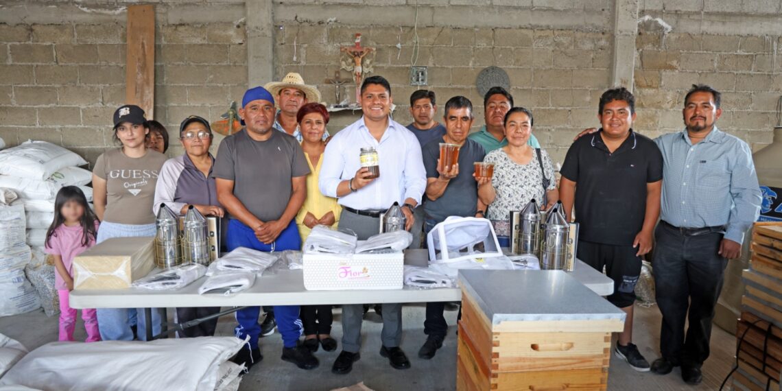 Dona Omar Muñoz mitad de su sueldo a apicultores de Cuautlancingo
