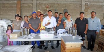 Dona Omar Muñoz mitad de su sueldo a apicultores de Cuautlancingo