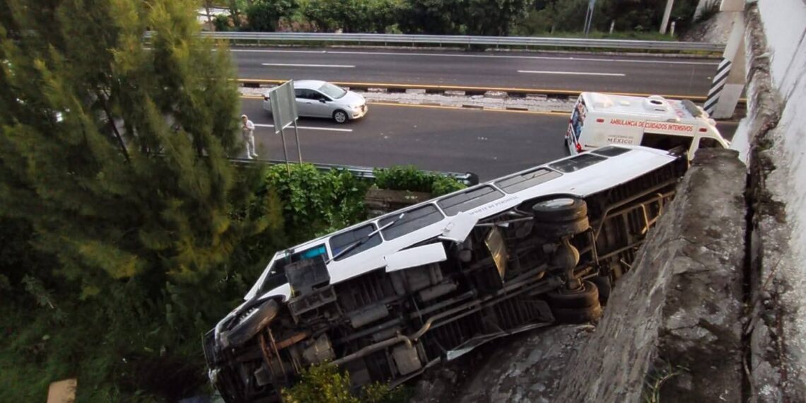 Vuelca unidad de transporte de personal