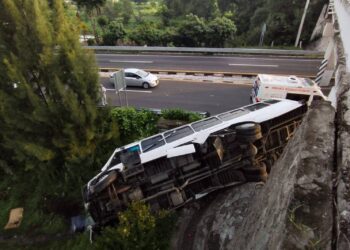 Vuelca unidad de transporte de personal