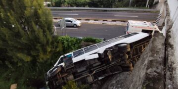 Vuelca unidad de transporte de personal
