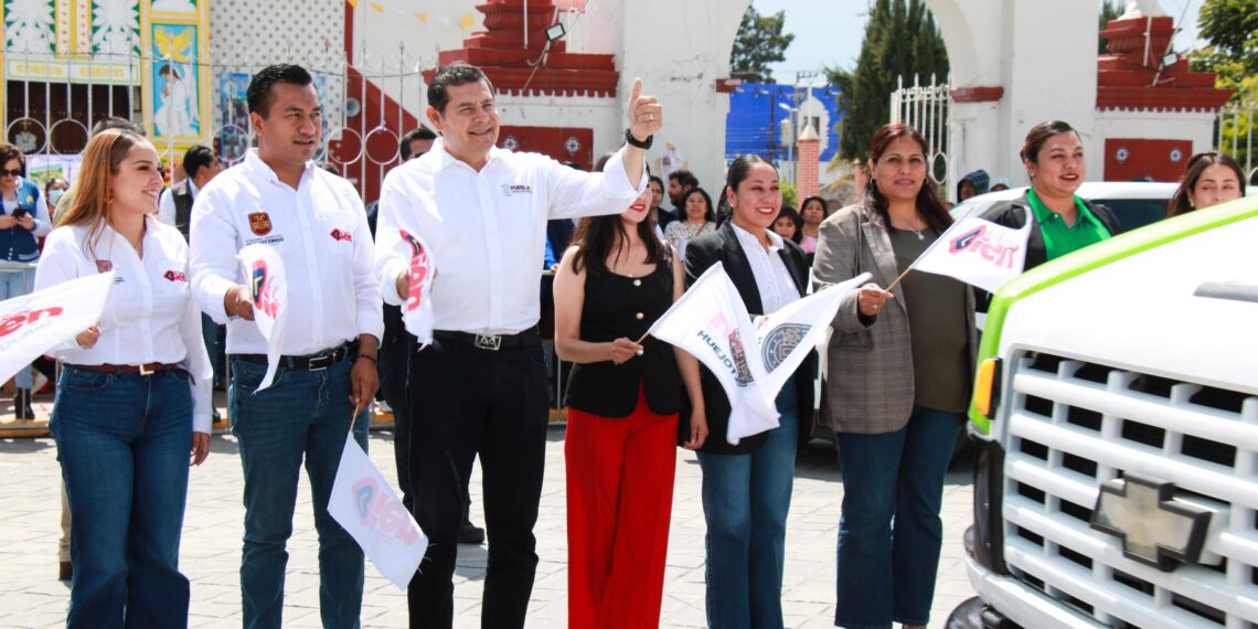 ALEJANDRO ARMENTA Y ROBERTO SOLÍS ENTREGAN APOYOS Y DAN BANDERAZO A NUEVAS UNIDADES VEHICULARES PARA FORTALECER EL DESARROLLO DE HUEJOTZINGO