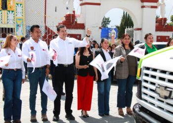 ALEJANDRO ARMENTA Y ROBERTO SOLÍS ENTREGAN APOYOS Y DAN BANDERAZO A NUEVAS UNIDADES VEHICULARES PARA FORTALECER EL DESARROLLO DE HUEJOTZINGO