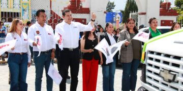 ALEJANDRO ARMENTA Y ROBERTO SOLÍS ENTREGAN APOYOS Y DAN BANDERAZO A NUEVAS UNIDADES VEHICULARES PARA FORTALECER EL DESARROLLO DE HUEJOTZINGO