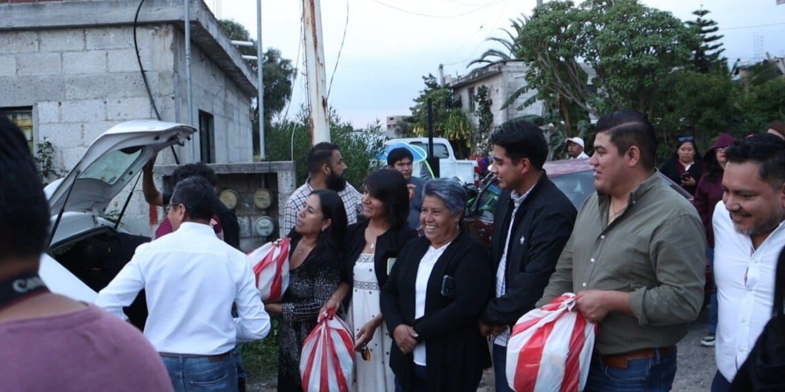 Entrega Omar Muñoz apoyos a familias afectadas por desbordamiento de río