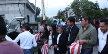 Entrega Omar Muñoz apoyos a familias afectadas por desbordamiento de río