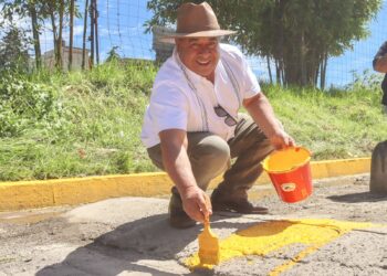 Héroes del mantenimiento urbano en Amozoc: bachean, podan, limpian y pintan calles