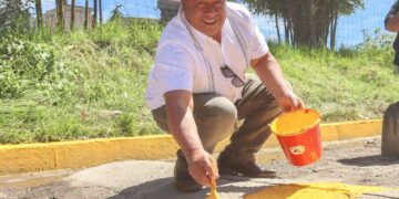 Héroes del mantenimiento urbano en Amozoc: bachean, podan, limpian y pintan calles