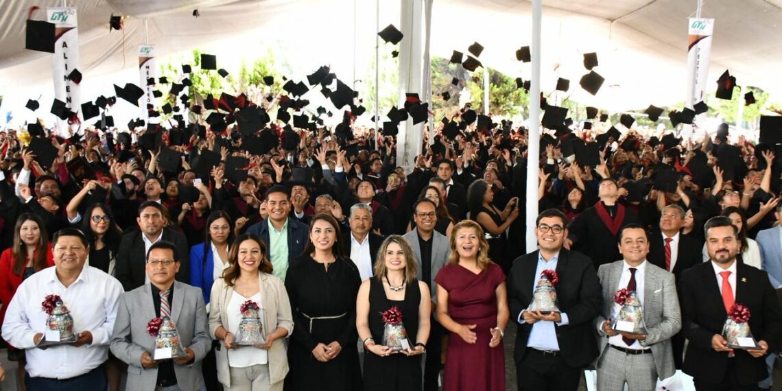 UTH egresa 628 profesionistas y reafirma consolidación en la formación de talento