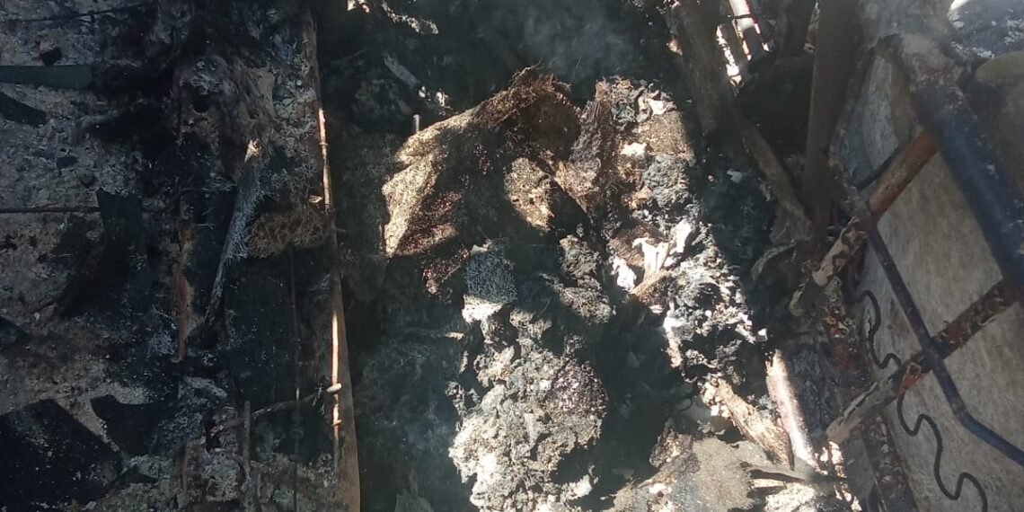 Localizan cadáver calcinado dentro de un vehículo en Izúcar