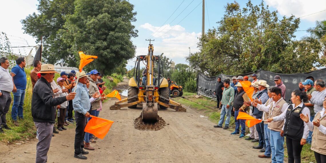 Arranca pavimentación de la calle Narcizo Mendoza con adoquín en San Juan Tetla