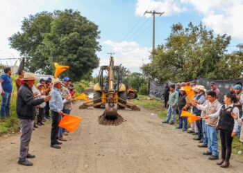 Arranca pavimentación de la calle Narcizo Mendoza con adoquín en San Juan Tetla