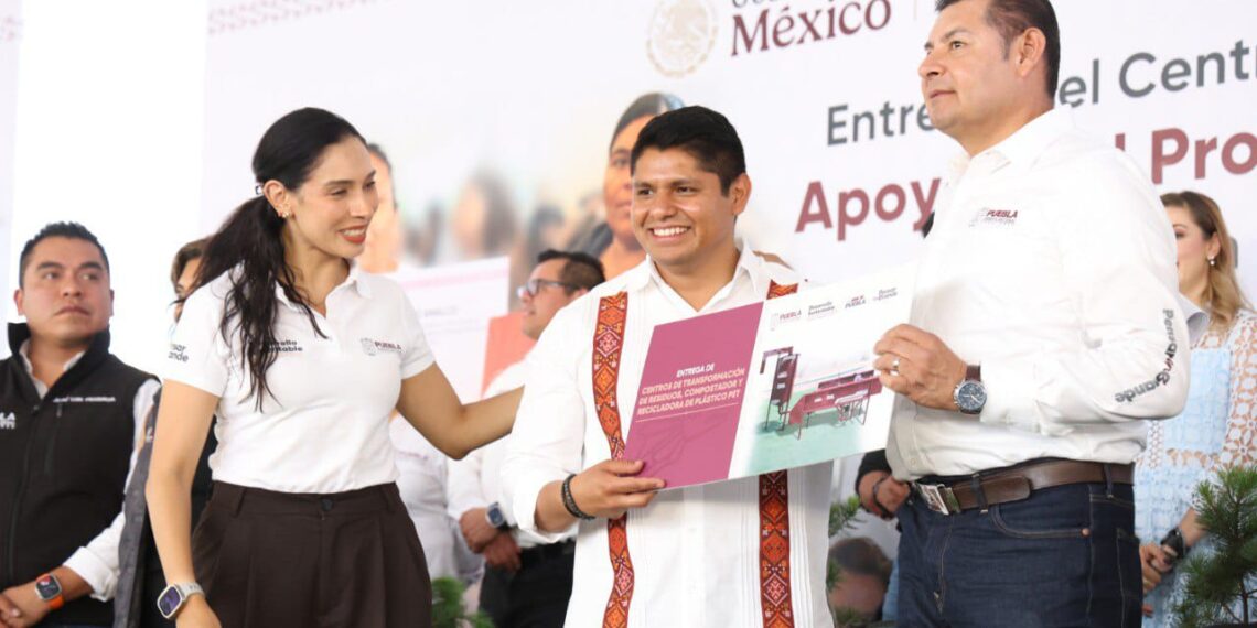 Edil de Cuautlancingo entrega fertilizante y tinacos