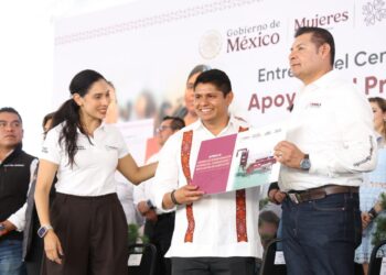 Edil de Cuautlancingo entrega fertilizante y tinacos