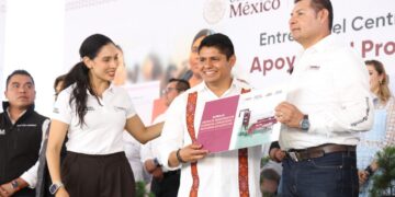Edil de Cuautlancingo entrega fertilizante y tinacos