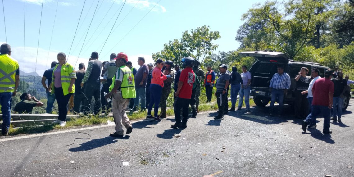 25 personas lesionadas y dos fallecidas,  saldo de volcadura de un autobús en Huauchinango