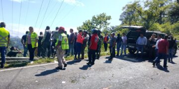 25 personas lesionadas y dos fallecidas,  saldo de volcadura de un autobús en Huauchinango