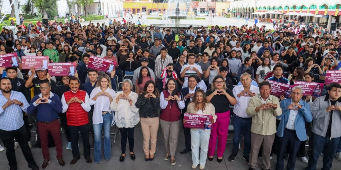 Entrega Tonantzin Fernández becas a jóvenes estudiantes y deportistas de San Pedro Cholula
