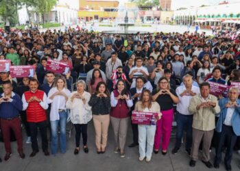 Entrega Tonantzin Fernández becas a jóvenes estudiantes y deportistas de San Pedro Cholula