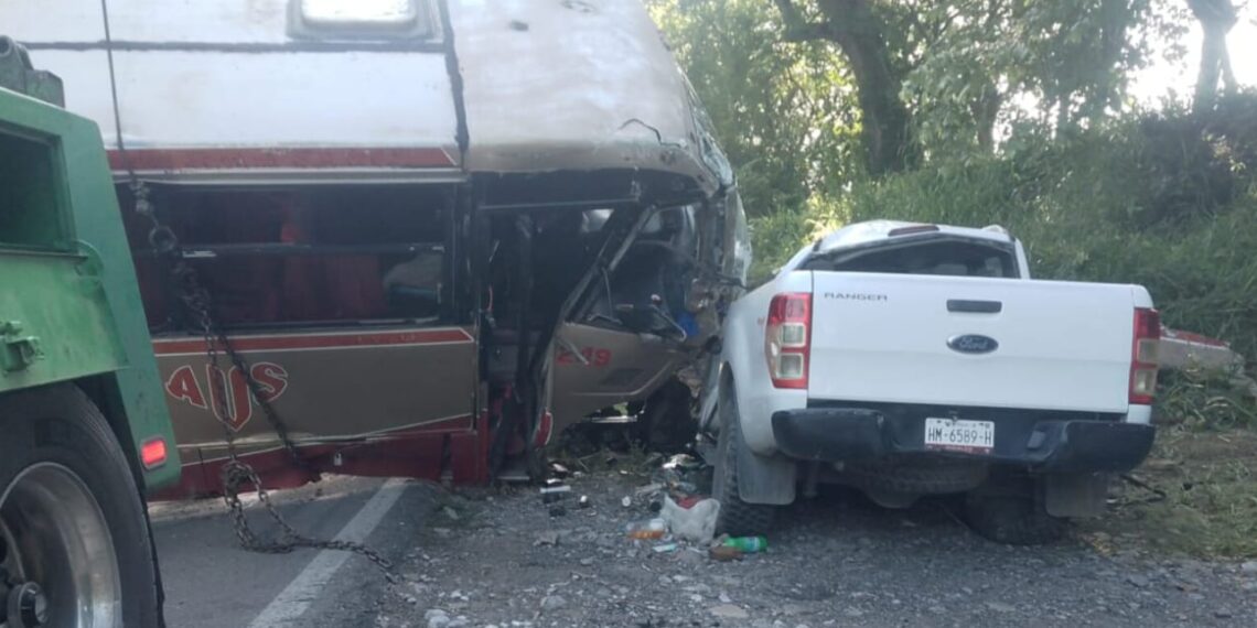 Fuerte accidente deja un saldo de una persona muerta y varios lesionados en Jalpan
