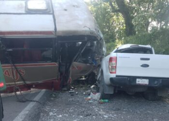 Fuerte accidente deja un saldo de una persona muerta y varios lesionados en Jalpan