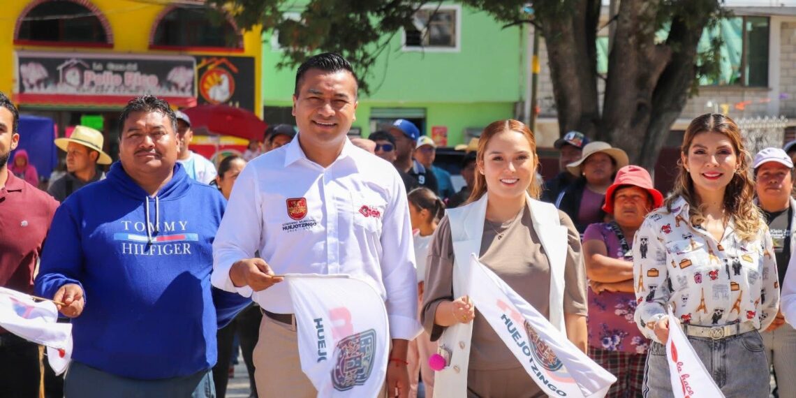 Roberto Solís Valles y Shamy Spezia encabezan entrega de luminarias en San Miguel Tianguizolco