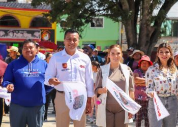 Roberto Solís Valles y Shamy Spezia encabezan entrega de luminarias en San Miguel Tianguizolco