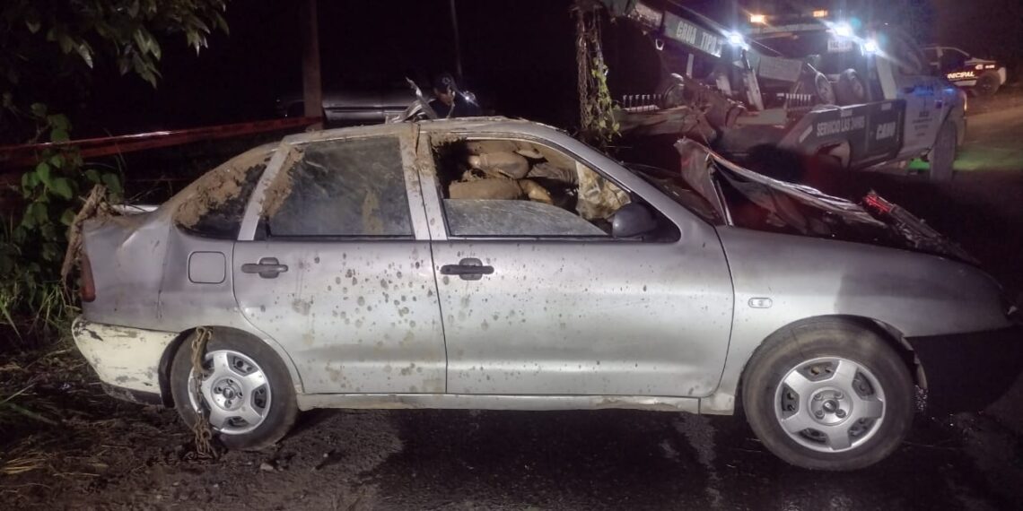 Dentro de un vehículo hallaron pareja en estado de descomposición en Jalpan