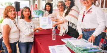 Entrega Tonantzin Fernández Carpetas de Protección Civil a CAIC’s del municipio