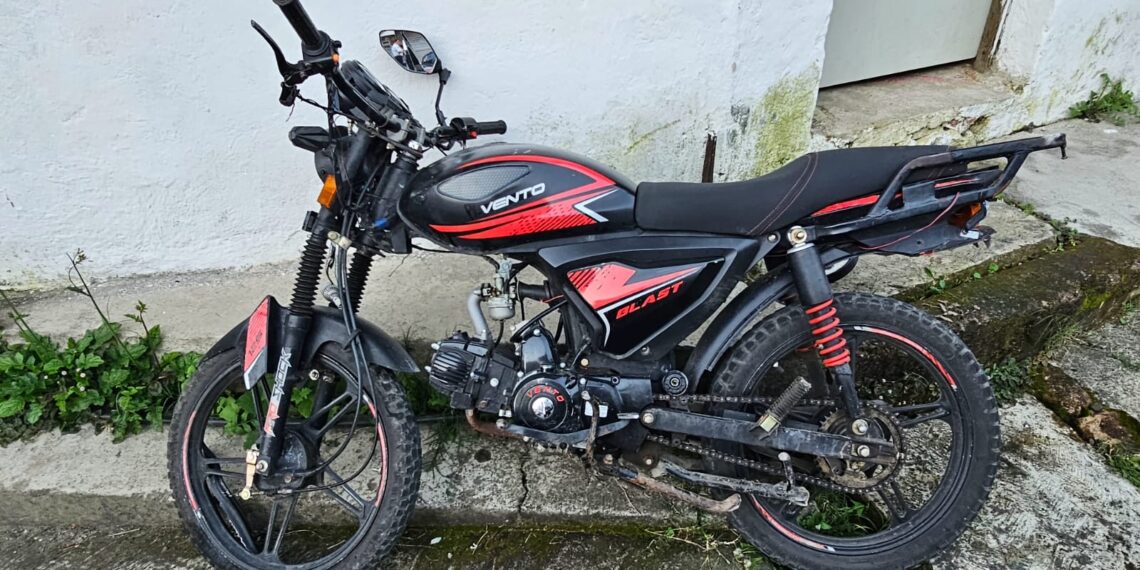 Muere motociclista al chocar contra un vehículo estacionado en Teziutlán